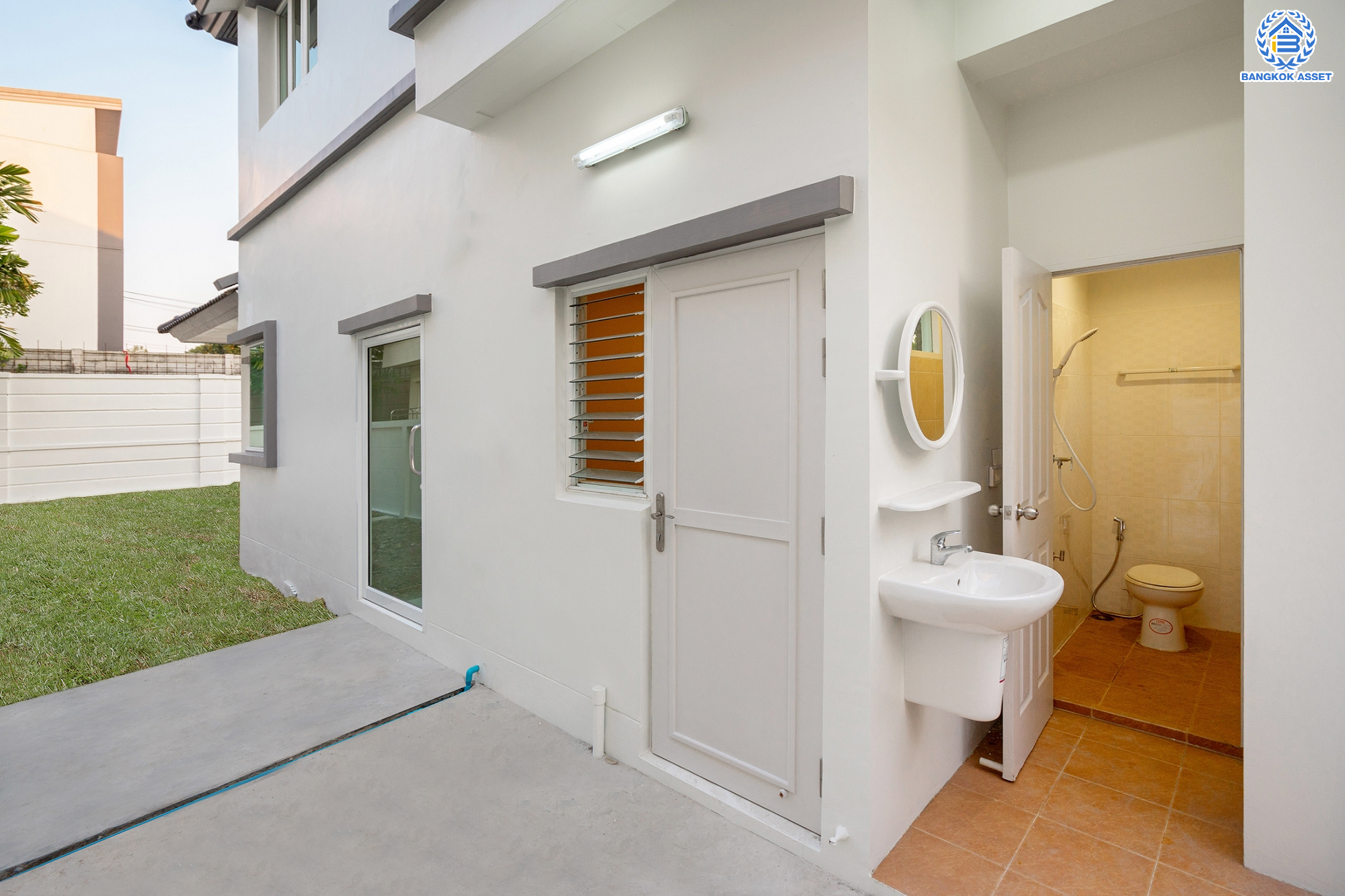 บ้านมือสองตกแต่งใหม่ ม.ลัดดารมย์ วัชรพล แบรนด์ Q.House หลังมุม เนื้อที่ 128 ตร.ว. ฟังก์ชัน 3 ห้องนอน 4 ห้องน้ำ 1 ห้องแม่บ้าน จอดรถได้ 4 คัน Facilities ครบครัน บนทำเลเชื่อมต่อหลายเส้นทาง ถ.รามอินทรา ถ.สายไหม และถ.พหลโยธิน ใกล้สนามบินดอนเมือง ทางด่วน "ศรีรัช" และ เซ็นทรัลรามอินทรา